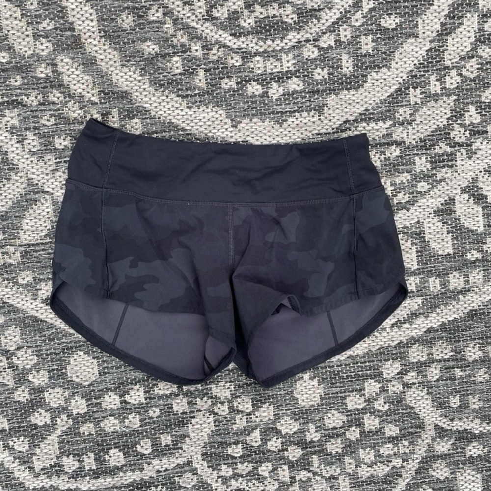 EUC Size 2 Lululemon Speed Up Short *2.5" Incognito Camo Multi Grey / Black